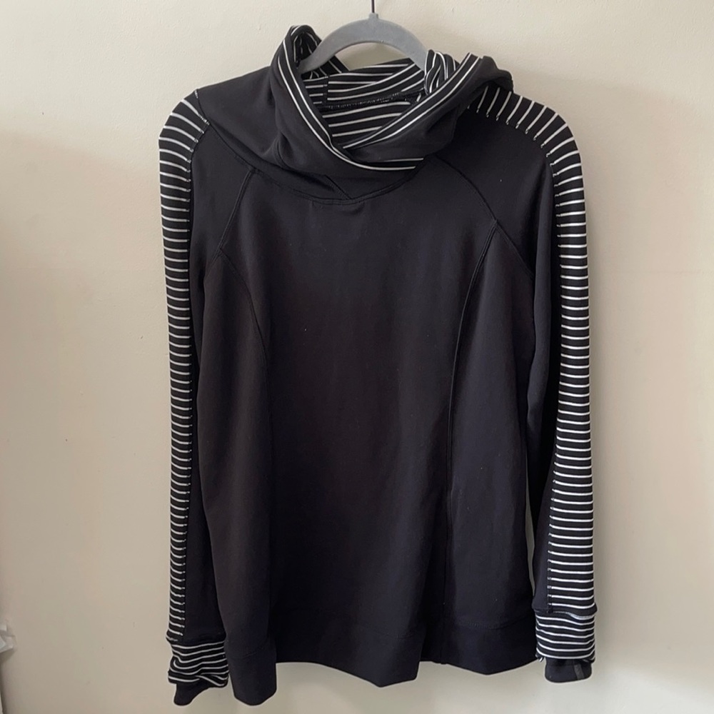 LULULEMON HOODED PULLOVER LONG SLEEVE BLACK AND WHITE  STRIPE TOP SIZE 10